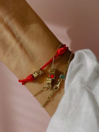 Tri náramky. Tri príbehy. Tri dôvody, prečo sa každý deň usmievaš ✨ Nie je to len šperk-je to kúsok tvojho sveta, napísaný...