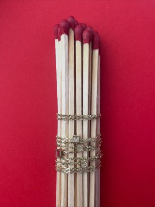 Nie je to len náramok. Je to symbol ochrany, sily a lásky. 🔴 Zviazaný , aby držal to, čo ti je najdrahšie.