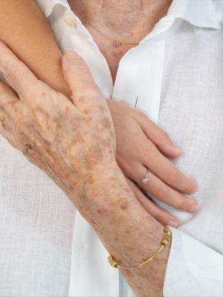 Pevný náramok, na ktorý si môžeš pridať svoje obľúbené ABC kocky - písmená alebo symboly, ktoré pre teba niečo znamenajú...