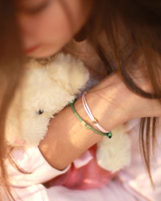 ✨ Malá princezná, veľké momenty. Náramky, ktoré si deti zamilujú – jemné, pohodlné a plné významu. Každý náramok je malý...