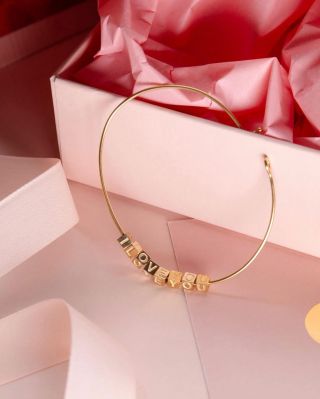 Skladaj slová. Skladaj mená. Skladaj príbehy. ✨ Každé písmenko má význam - spolu vytvoria odkaz, ktorým zostane navždy. 💛...